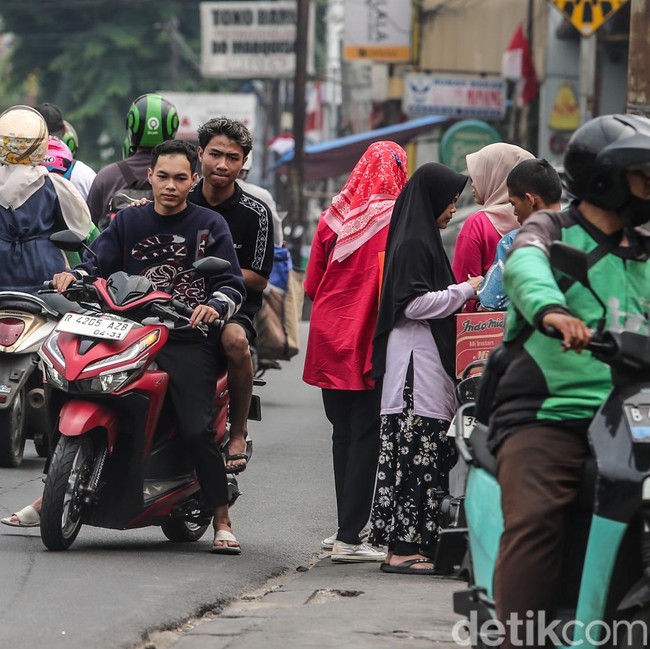 Terobos One Way, Pemotor Lawan Arus Berjamaah di Pondok Labu
