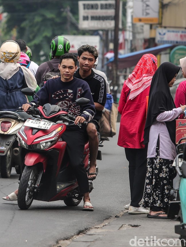 Terobos One Way, Pemotor Lawan Arus Berjamaah di Pondok Labu