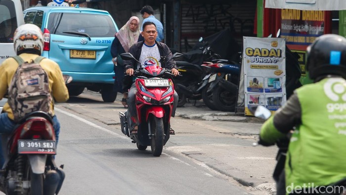 Sejumlah pengendara sepeda motor nekat melawan arus di jalur one way Jalan Pondok Labu Raya, Jakarta Selatan, Rabu (19/8/2026). Aksi tersebut dilakukan secara beramai-ramai meski arus lalu lintas diberlakukan satu arah.