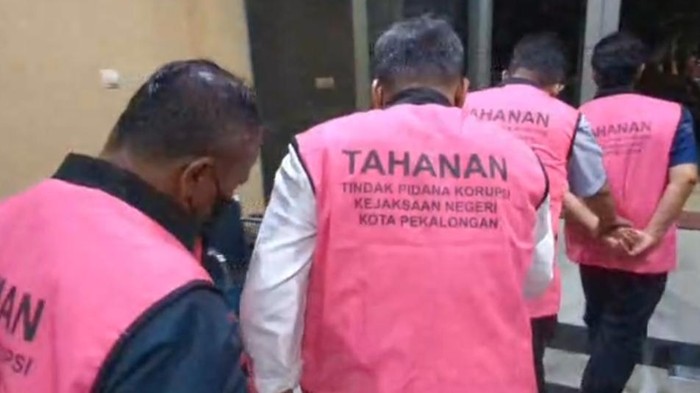 Eks direktur dan tiga pimpinan PDAM Kota Pekalongan ditahan terkait kasus korupsi, Selasa (18/8/2026).