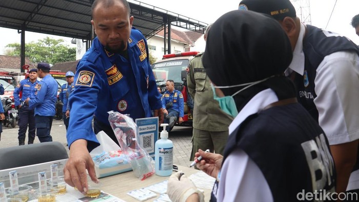 Tes urine di Damkar Kabupaten Blitar.