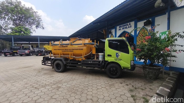 Truk sedot WC milik Dinputaru Demak terparkir di halaman parkir Dinputaru Demak, Jalan Kyai Jebat, Bintoro, Demak, Rabu (19/8/2026).