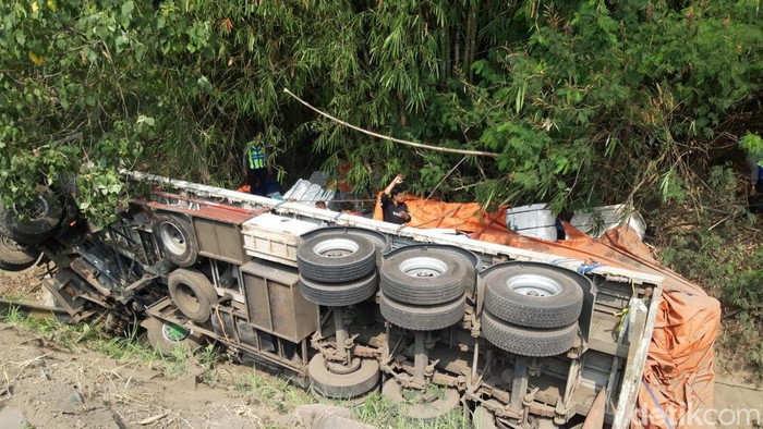 Truk trailer jatuh ke jurang di Boyolali, Rabu (19/8/2026).
