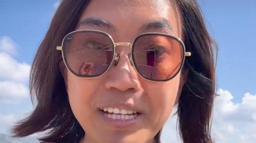 Turis perempuan memprotes pungli di Bukit Seger, Desa Kuta, Kecamatan Pujut, Lombok Tengah. Protes itu diunggah melalui akun Instagram @faricayo. (Tangkapan layar video akun Instagram @faricayo)