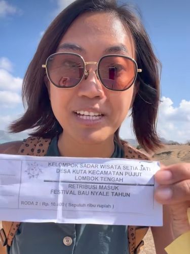 Turis perempuan memprotes pungli di Bukit Seger, Desa Kuta, Kecamatan Pujut, Lombok Tengah. Protes itu diunggah melalui akun Instagram @faricayo. (Tangkapan layar video akun Instagram @faricayo)