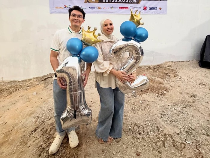 Tya Ariestya dan suami launching kosan baru.