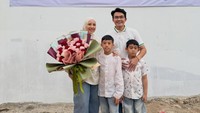 Momen launching kos-kosan itu juga dihadiri oleh dua anak mereka. Foto: Instagram @tya_ariestya