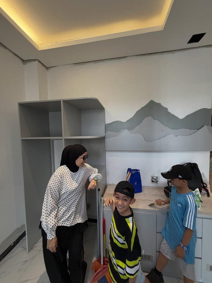 Tya Ariestya dan suami launching kosan baru.