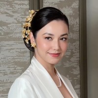 Sudah jarang tampil dan tersorot kamera, Velove Vexia kembali curi atensi melalui pesona kecantikannya. Dalam rangka upacara penurunan bendera HUT ke-81 RI, Velove tampil memukau kenakan kebaya putih. Foto: Instagram/@marlenehariman
