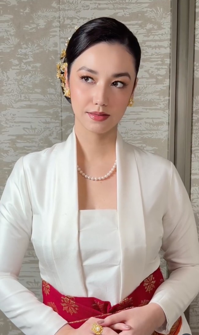 Cantik maksimal, Velove bergaya bak gadis Bali kenakan kebaya lengkap dengan ikat pinggang berwarna merah. Melengkapi penampilannya, ia juga mengenakan kalung mutiara simpel yang menghiasi lehernya. Foto: Instagram/@marlenehariman