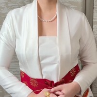 Cantik maksimal, Velove bergaya bak gadis Bali kenakan kebaya lengkap dengan ikat pinggang berwarna merah. Melengkapi penampilannya, ia juga mengenakan kalung mutiara simpel yang menghiasi lehernya. Foto: Instagram/@marlenehariman