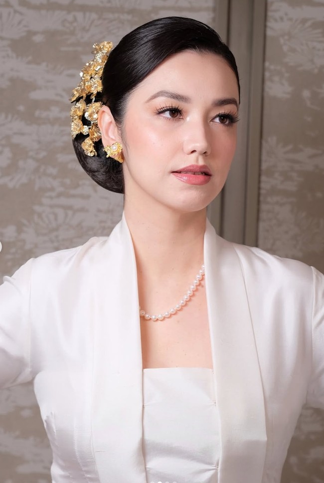 Menambah keanggunan, Velove memilih gaya rambut sanggul dengan model sleek yang rapi. Sanggulnya tersebut juga dihiasi dengan aksesori warna emas yang senada dengan anting yang ia kenakan. Foto: Instagram/@marlenehariman