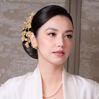 Menambah keanggunan, Velove memilih gaya rambut sanggul dengan model sleek yang rapi. Sanggulnya tersebut juga dihiasi dengan aksesori warna emas yang senada dengan anting yang ia kenakan. Foto: Instagram/@marlenehariman