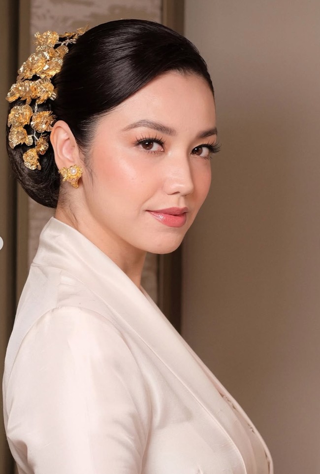 Untuk riasan wajahnya, artis 36 tahun itu mempercayakan pada tangan terampil MUA langganan para artis, Marlene Hariman. Tak berlebihan, Velove memilih riasan natural yang soft dengan hasil flawless. Foto: Instagram/@marlenehariman