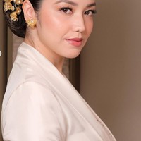 Untuk riasan wajahnya, artis 36 tahun itu mempercayakan pada tangan terampil MUA langganan para artis, Marlene Hariman. Tak berlebihan, Velove memilih riasan natural yang soft dengan hasil flawless. Foto: Instagram/@marlenehariman