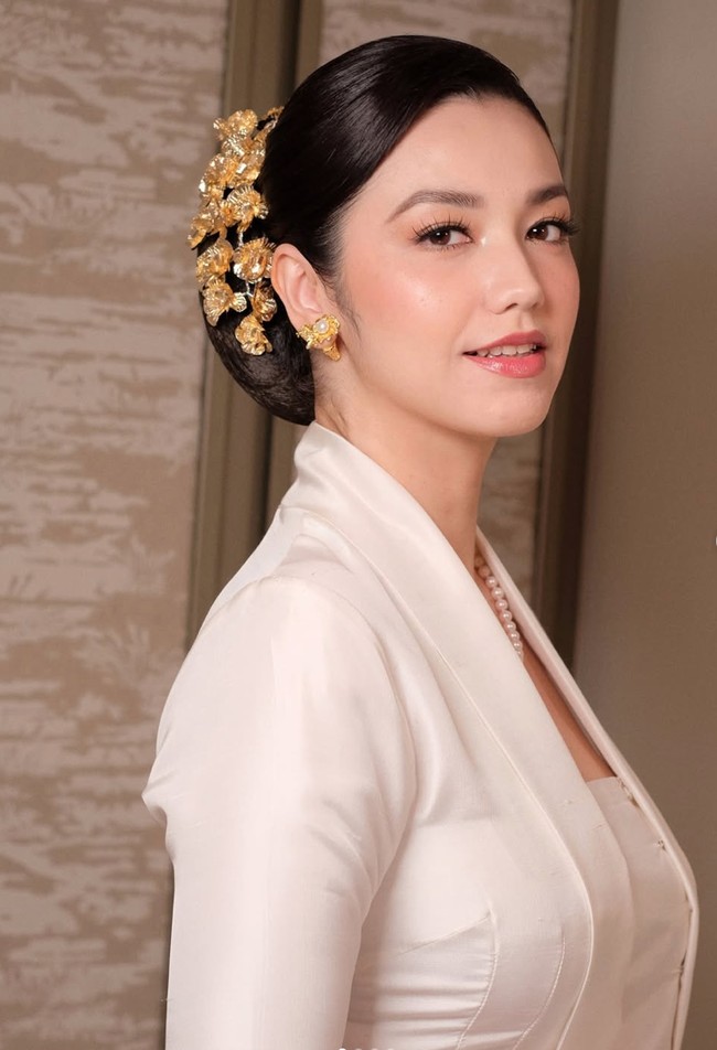 Bulu mata lentik dan panjang serta eyeshadow warna peach yang lembut tampak menghiasi bagian matanya. Blush berwarna soft membuat bagian pipi Velova tampak merona namun tetap natural. Melengkapi riasannya, Velove mengenakan lipstik pink nude dengan hasil akhir glossy. Foto: Instagram/@marlenehariman
