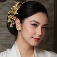 Cantik Maksimal! Pesona Velove Vexia Berkebaya Putih & Sanggul di HUT RI