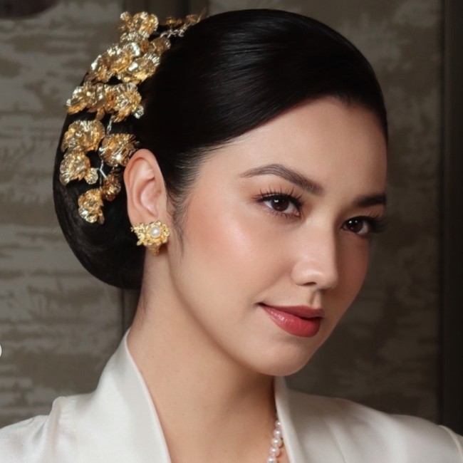 Cantik Maksimal! Pesona Velove Vexia Berkebaya Putih & Sanggul di HUT RI