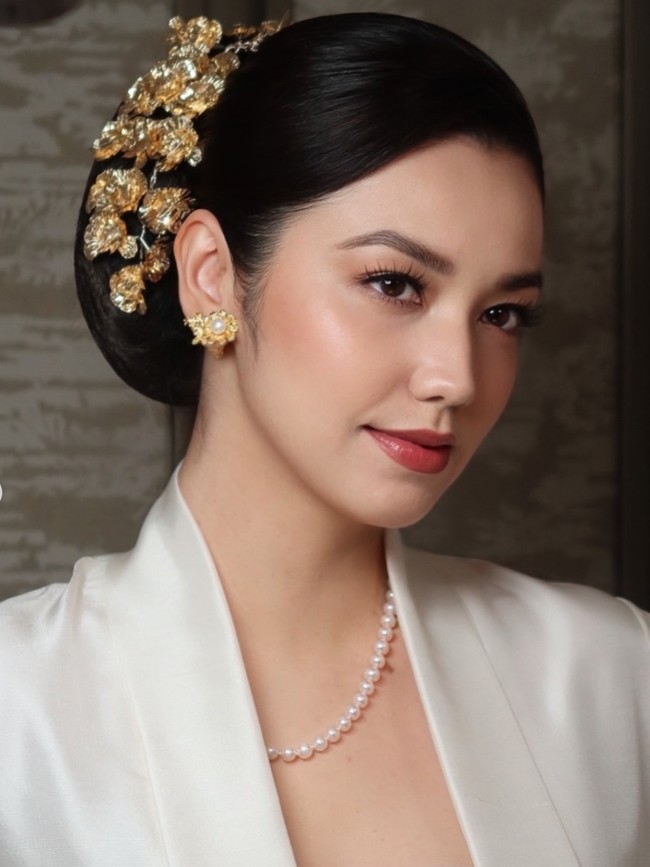 Cantik Maksimal! Pesona Velove Vexia Berkebaya Putih & Sanggul di HUT RI