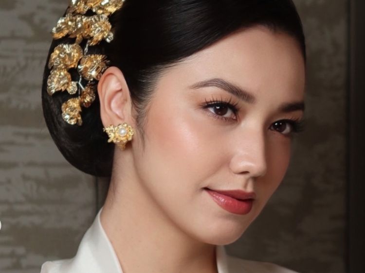 Cantik Maksimal! Pesona Velove Vexia Berkebaya Putih & Sanggul di HUT RI