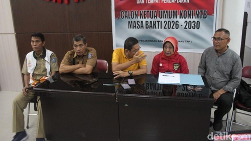 Wakil Ketua Tim Penjaringan dan Penyaringan (TPP), Andik Budi Hariono bersama Anggota TPP Asnirawati saat konferensi pers di KONI NTB, Selasa (18/8/2026).