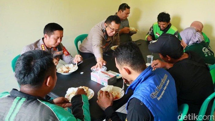 Warung makan gratis untuk ojol di Karawang