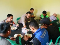 Saat Warung Gratis Jadi Penyangga Dompet Driver Ojol di Karawang