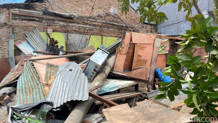 Warung Rosidah yang tertimpa saat angin puting beliung. (Foto: Finta Rahyuni/detikSumut)