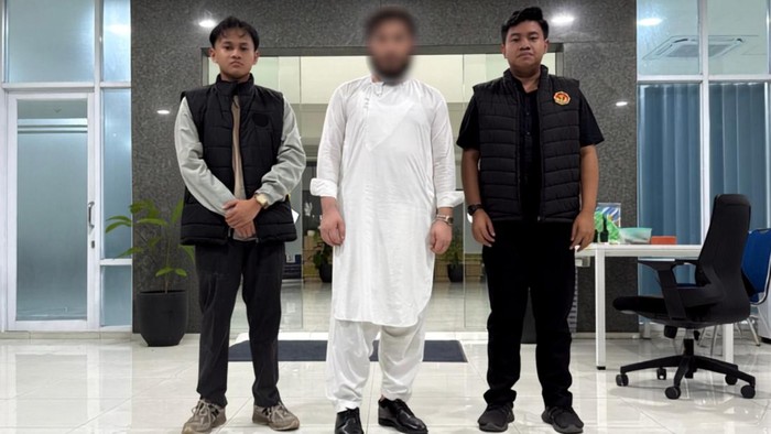 WNA Afghanistan berinisial MEM dideportasi Kantor Imigrasi Kelas I Khusus TPI Semarang, Rabu (19/8/2026).