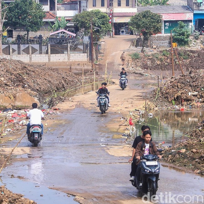 4 Tahun Terendam, Jalan Kampung Bulak Depok Akhirnya Surut-Bisa Dilalui
