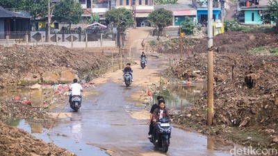 4 Tahun Terendam, Jalan Kampung Bulak Depok Akhirnya Surut-Bisa Dilalui
