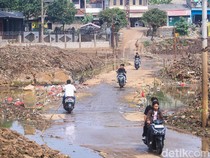 4 Tahun Terendam, Jalan Kampung Bulak Depok Akhirnya Surut-Bisa Dilalui