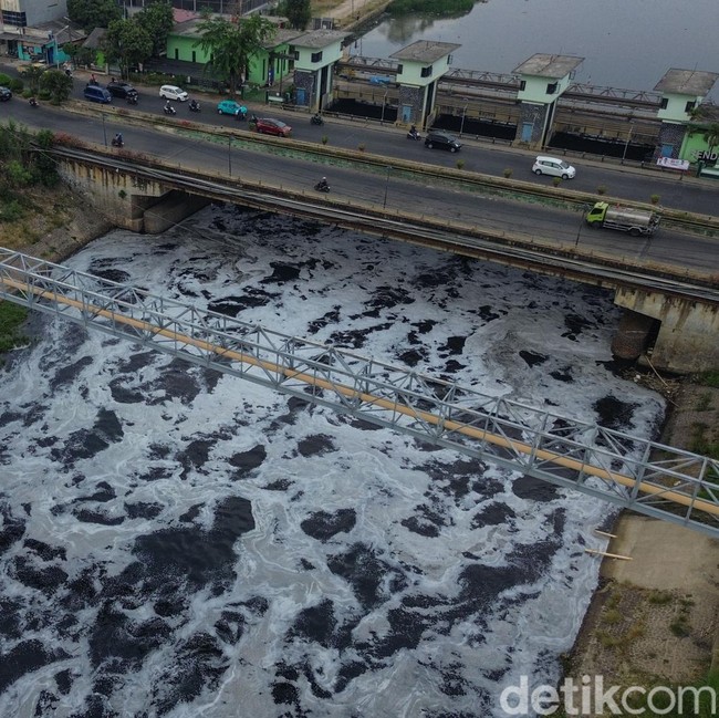 Air Kali Bekasi Menghitam, Berbusa dan Bau!