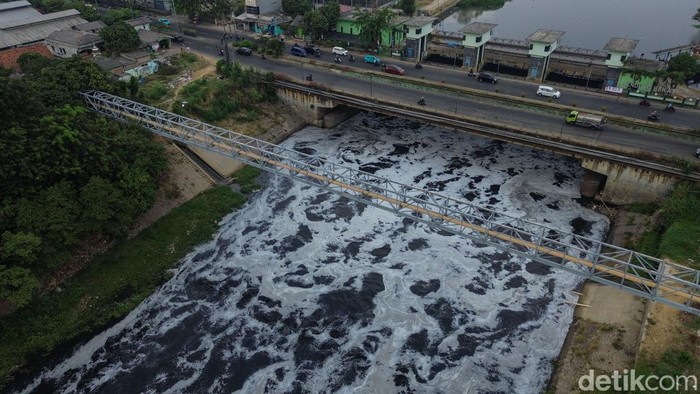 Warga melihat kondisi Kali Bekasi yang menghitam, berbusa, dan berbau di Margahayu, Bekasi, Kamis (20/8/2026).