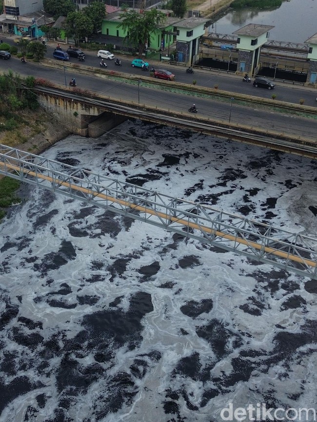 Air Kali Bekasi Menghitam, Berbusa dan Bau!