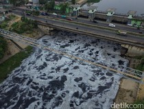 Air Kali Bekasi Menghitam, Berbusa dan Bau!