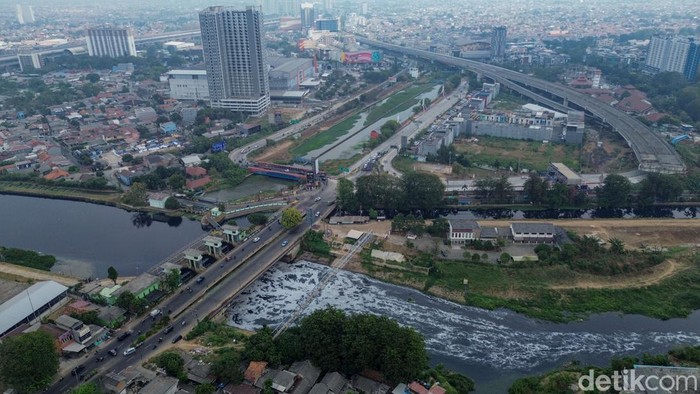 Warga melihat kondisi Kali Bekasi yang menghitam, berbusa, dan berbau di Margahayu, Bekasi, Kamis (20/8/2026).