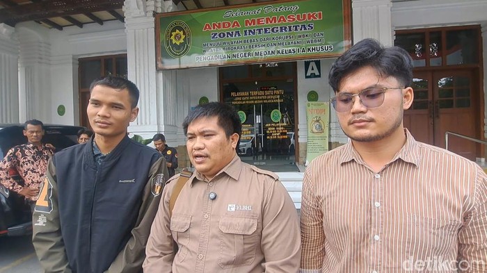 Jurnalis Deddy Irawan (jaket hitam) bersama LBH Medan di Pengadilan Negeri Medan.