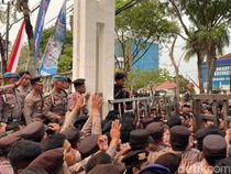 Aksi Mahasiswa di DPRD Kalsel Memanas, Pintu Gerbang Sampai Lepas
