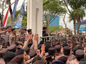 Aksi Mahasiswa di DPRD Kalsel Memanas, Pintu Gerbang Sampai Lepas