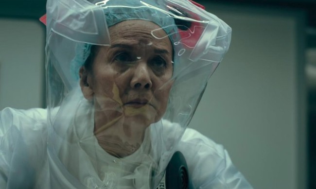 Christine Hakim membawa nama Indonesia ke serial HBO The Last of Us. Ia tampil sebagai Ratna Pertiwi dalam episode pembuka, lengkap dengan latar Jakarta dan dialog bahasa Indonesia bersama mendiang Yayu Unru. Foto: Dok. Prime, HBO, Apple TV