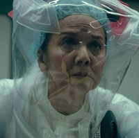 Christine Hakim membawa nama Indonesia ke serial HBO The Last of Us. Ia tampil sebagai Ratna Pertiwi dalam episode pembuka, lengkap dengan latar Jakarta dan dialog bahasa Indonesia bersama mendiang Yayu Unru. Foto: Dok. Prime, HBO, Apple TV