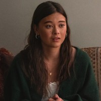 Lukita Maxwell menjadi salah satu aktris Indonesia yang cukup sering tampil dalam produksi Barat. Ia memerankan Alice di Shrinking dan mendapat kesempatan beradu akting dengan Harrison Ford, Jason Segel, serta Jessica Williams. Foto: dok. Beth Dubber/Apple TV+ 
