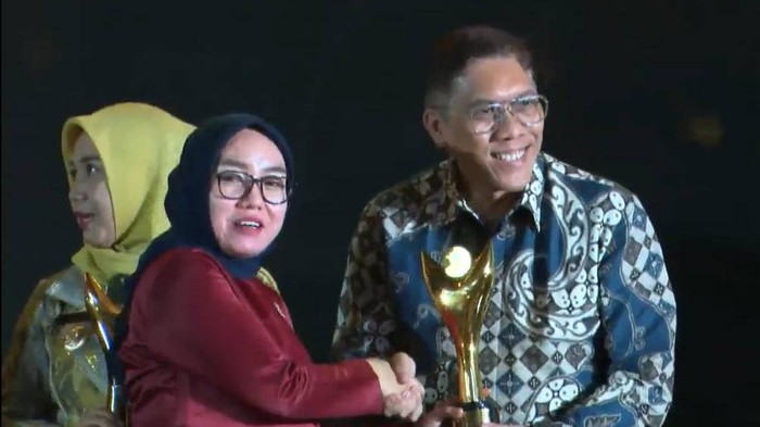 Asisten Ekonomi dan Pembangunan Pemkab Bandung Dr. Ir. Erwin Rinaldi  mewakili Bupati Bandung Dadang Supriatna saat menerima penghargaan Koperasi Awards 2026