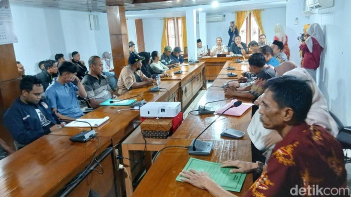 Audiensi warga Desa Gandu, Kecamatan Bogorejo, di ruang lobi DPRD Blora, Kamis (20/8/2026).