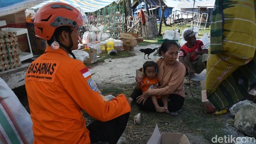 Basarnas berada bersama penyintas gempa di Ruteng, Manggarai beberapa waktu lalu.