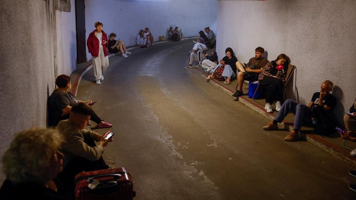 People take shelter inside an underground parking during Russian missile and drone strikes, amid Russia's attack on Ukraine, in Kyiv, Ukraine August 20, 2026. REUTERS/Valentyn Ogirenko