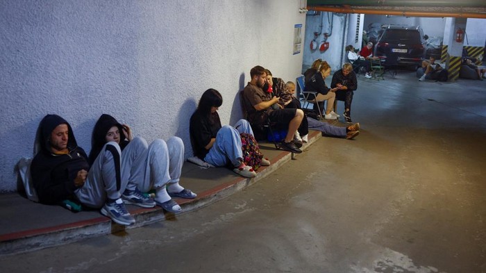 Basement Jadi Tempat Berlindung Warga Saat Kyiv Diserang People take shelter inside an underground parking during Russian missile and drone strikes, amid Russia's attack on Ukraine, in Kyiv, Ukraine August 20, 2026. REUTERS/Valentyn Ogirenko