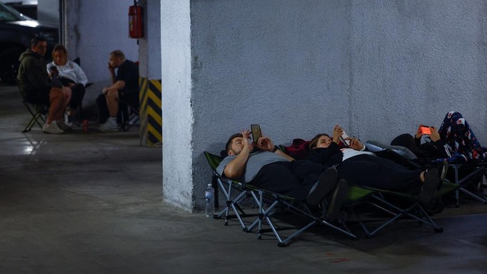 Basement Jadi Tempat Berlindung Warga Saat Kyiv Diserang People take shelter inside an underground parking during Russian missile and drone strikes, amid Russia's attack on Ukraine, in Kyiv, Ukraine August 20, 2026. REUTERS/Valentyn Ogirenko
