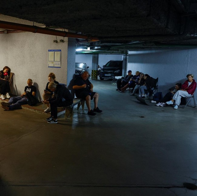 Basement Jadi Tempat Berlindung Warga Saat Kyiv Diserang